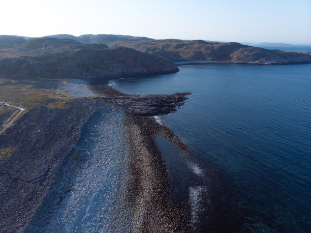 俯视图航空照片从飞行无人机一个惊人的美丽的海景，蓝色的水，岩石海岸线。巴伦支海。秋天在苔原上，阳光明媚，色彩鲜艳图片下载