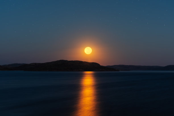 满月在海上月亮在平静的水面上路径。幻想的形象图片下载