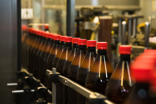 传送带上装着碳酸饮料的塑料瓶图片下载