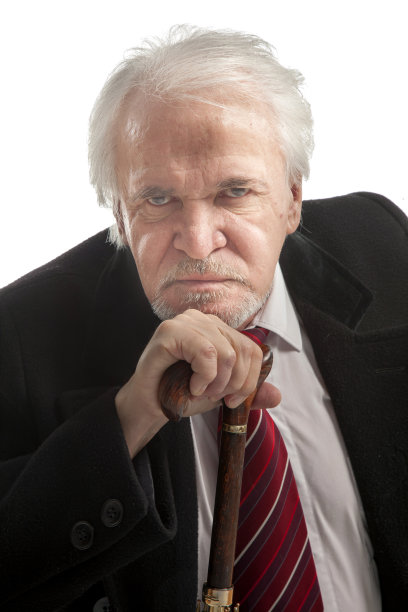 上了年纪的商人，穿着大衣，打着伞图片下载