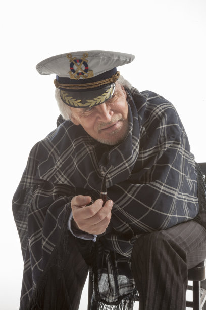 戴着船长帽，拿着烟斗的老水手图片下载