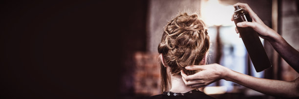 女性发型师为顾客理发图片下载