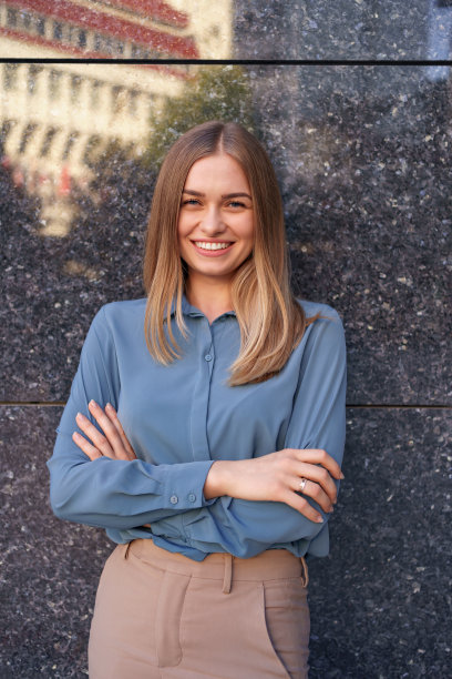 微笑的女人与交叉的胳膊肖像图片下载