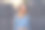 微笑的女人与交叉的胳膊肖像图片下载