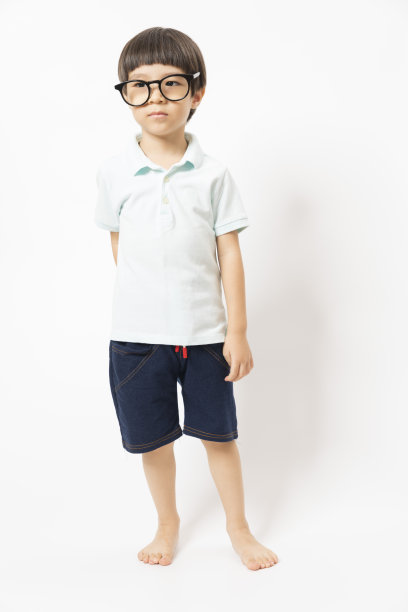 可爱的亚洲男孩与眼镜在白色的背景。图片下载