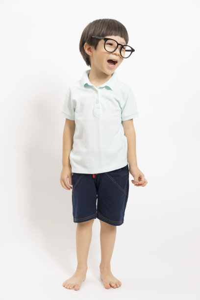 可爱的亚洲男孩与眼镜在白色的背景。图片下载