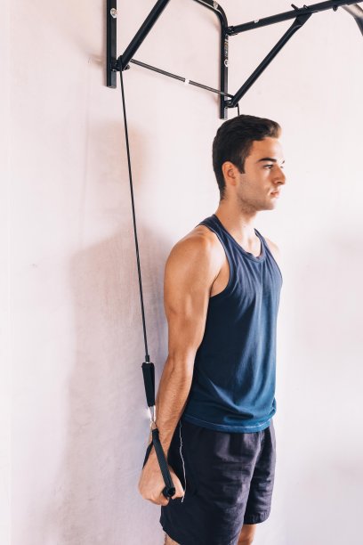 一个小男孩在家里做阻力捆绑练习的选择性焦点图片下载