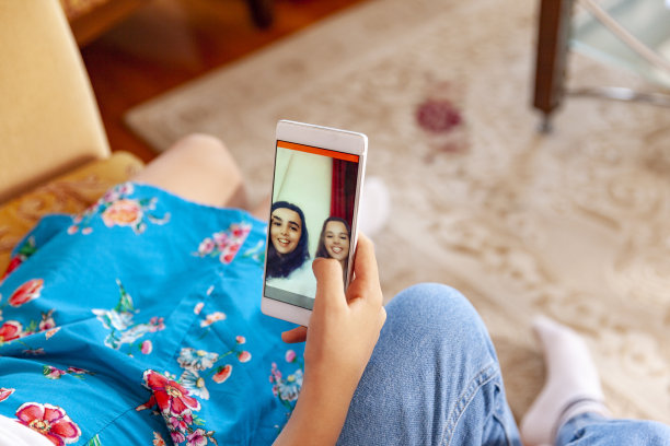 使用手机App的青少年图片下载