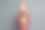 扎着马尾辫的小女孩孤立地站在灰色的怀抱里，看起来很开心图片下载