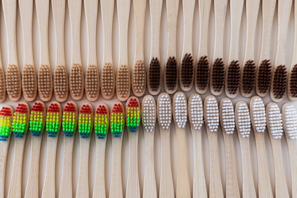 环保竹牙刷组，白色背景。不同的颜色。前视图中,模式。天然有机口腔卫生产品。牙科零浪费和无塑料的概念。为了地球的安全。图片下载