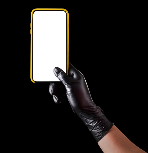 手握黑色手套的手机与空白屏幕隔离在黑色图片下载