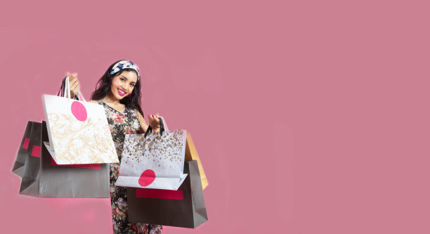 购物肖像的年轻快乐微笑的女人与购物袋。生活方式的概念。图片下载