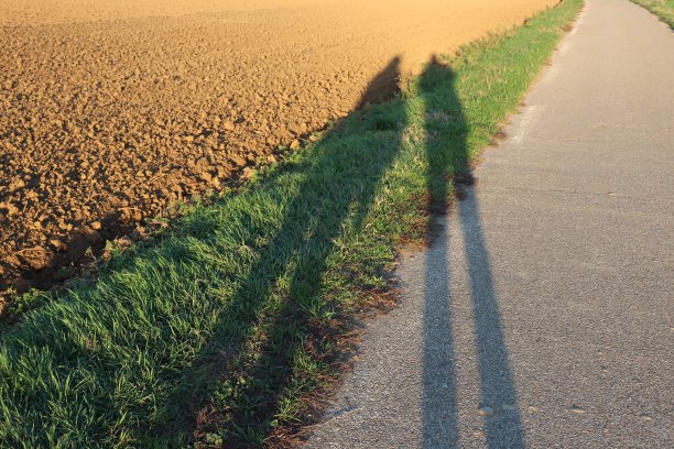 乡间小路上两个人的影子图片下载