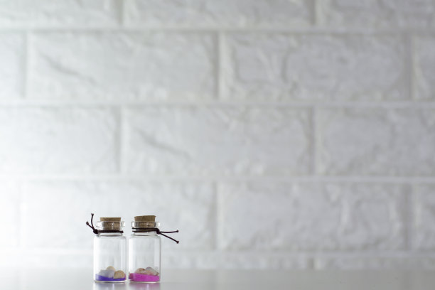 贝壳放在一个小玻璃罐里图片下载