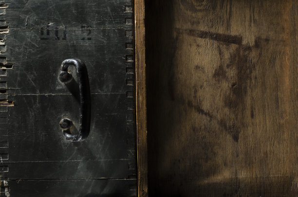 暗旧的木质表面。灰色和棕色的老木箱作为背景图片下载