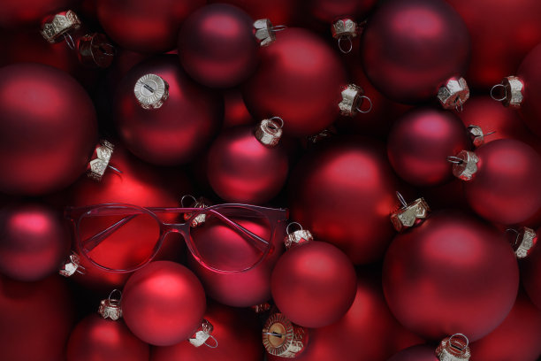 圣诞快乐，眼镜红色眼镜在球的背景，有用作为贺卡或促销模板与副本空间图片下载