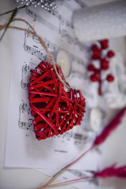 红心在乐谱上用银纸装饰图片下载
