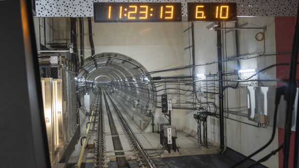 地铁、混凝土墙地下管隧道和铁路。工业设计。运输的概念。图片下载