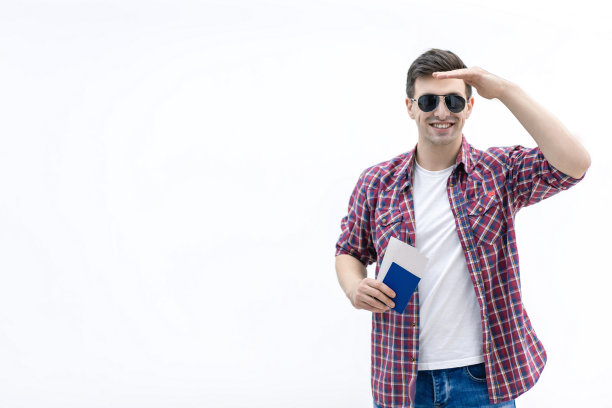 年轻人望着远方，期待着新的目的地和冒险。图片下载