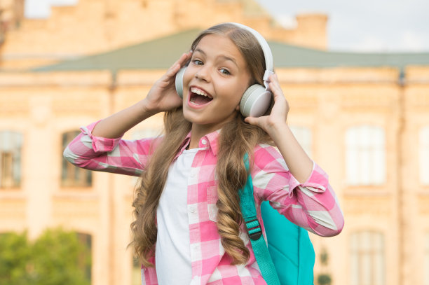唱歌课。快乐的歌手在户外。唱的歌。小女孩喜欢随着音乐唱歌。音乐学校。声乐练习。私人的教训。享受独自歌唱。音乐的声音图片下载