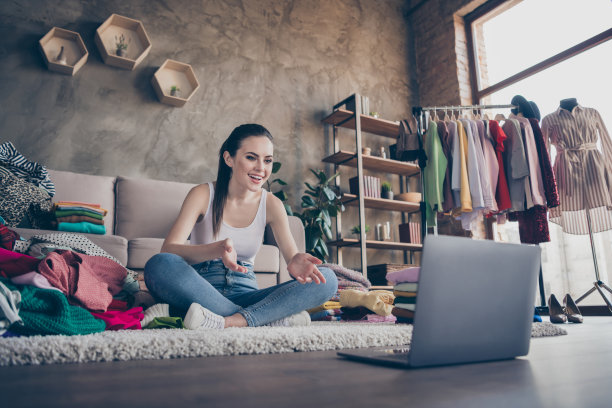 全身照片的正面女孩坐在地板地毯腿交叉折叠用笔记本电脑记录时尚服装收集视频购物狂粉丝订阅者在室内图片下载