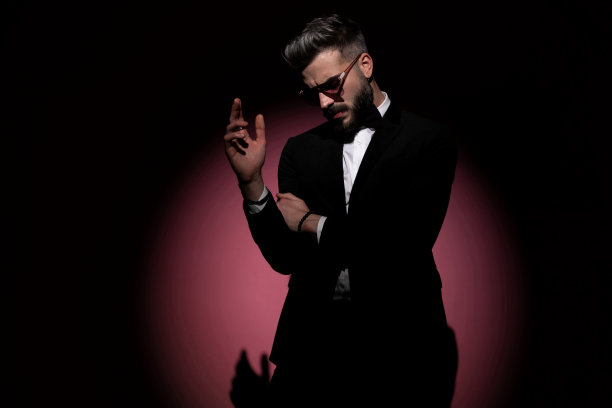 时尚帅气的商人正挽着他的胳膊图片下载