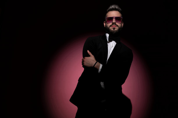 英俊的商人用姿势握住他的手臂图片下载