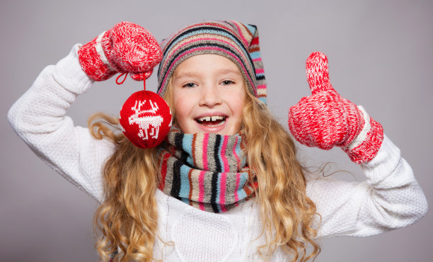 穿着冬衣的女孩图片下载