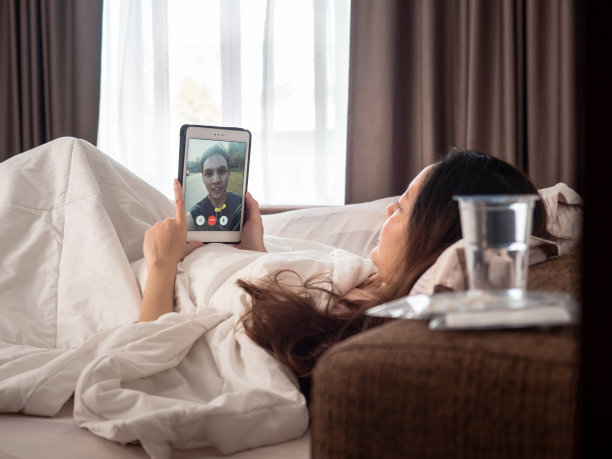 生病的亚洲妇女躺在床上在卧室期间自我隔离在家图片下载