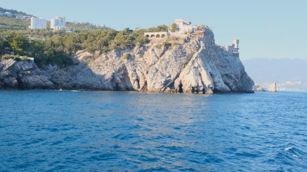 从游船上拍摄的美丽的雅尔塔海岸，克里米亚图片下载