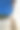 一个小女孩站在一栋大楼的门廊上。图片下载