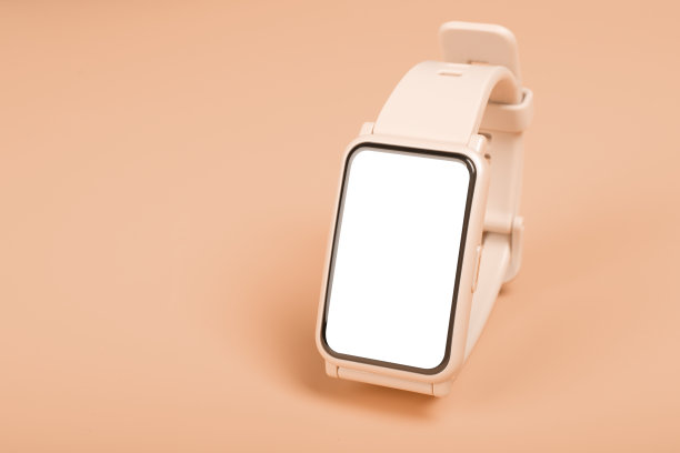 模型健身手表在蜡笔背景。特写镜头。现代Smartwatch模型。健身追踪。本空间图片下载