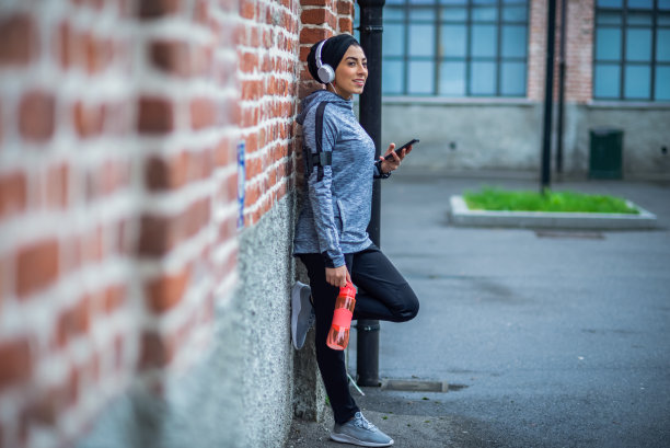 运动型女性在户外使用手机图片下载