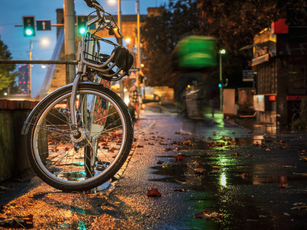 一辆自行车停在雨夜的城市街道上图片下载
