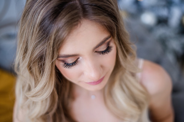 一个漂亮的金发女孩的粉红色嘴唇的特写，干净的脸，没有问题的皮肤和专业的化妆。灿烂的笑容，洁白的牙齿。照片没有修饰图片下载