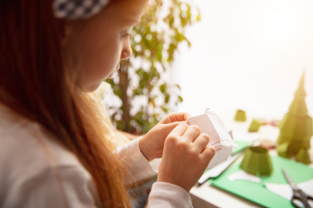 小女孩在创造力的房子。快乐的孩子为游戏或新年庆祝手工玩具图片下载