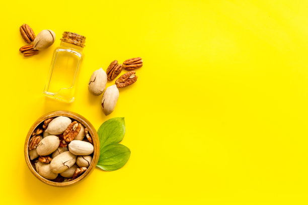 山核桃精油与生坚果，俯视图图片下载