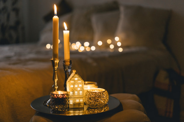 客厅里点着蜡烛。季节性秋冬季的概念图片下载