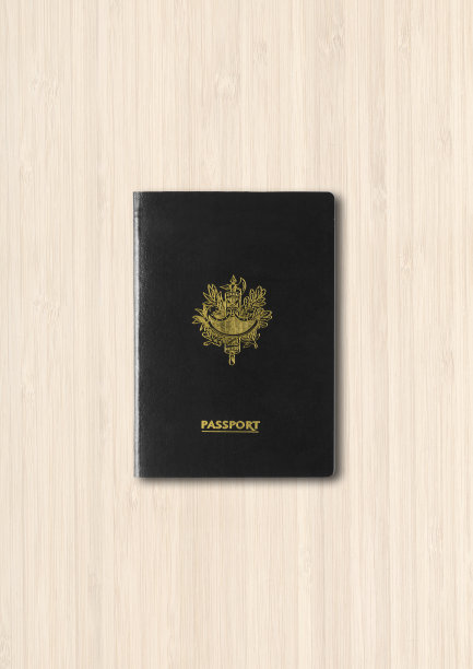 护照被隔离在白色木质背景上图片下载