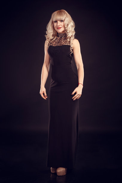 优雅时尚的照片魅力美丽的金发女人在性感的裙子与黄金珠宝和摆姿势在工作室，奢侈图片下载