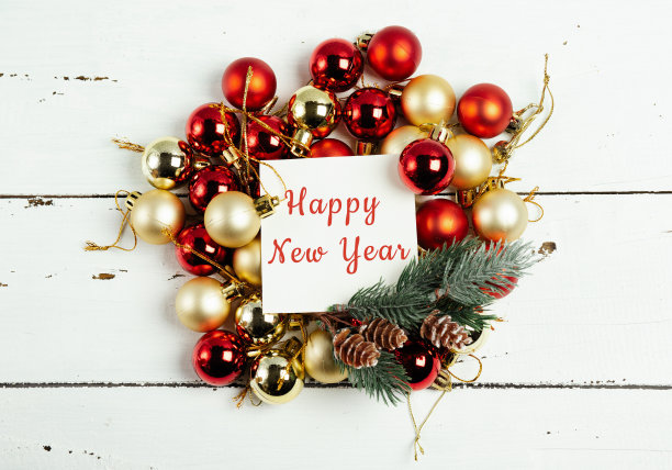 白色木制背景上的新年球图片下载