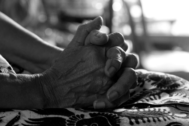 在黑白抽象画中，祖母的手放在膝上。图片下载