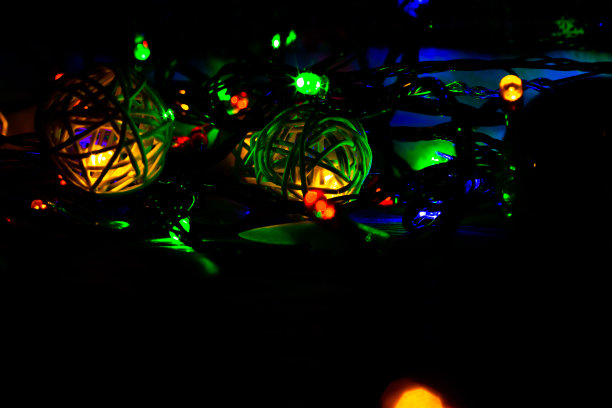 圣诞彩灯特写照片。晚上的惬意心情。节日的时间。假期的概念。图片下载