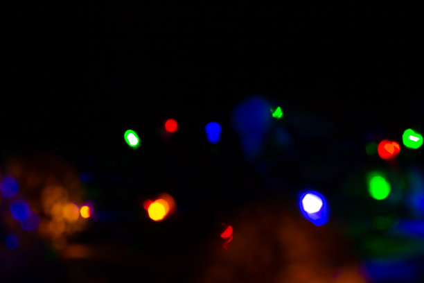 圣诞彩灯模糊不清的照片。晚上的惬意心情。节日的时间。假期的概念。图片下载