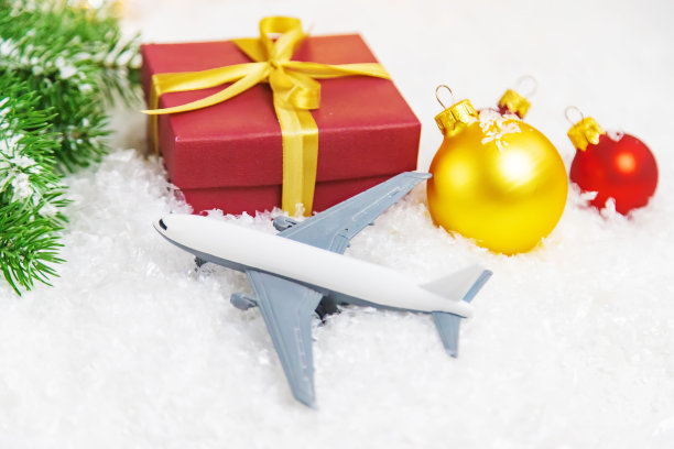 旅游作为圣诞礼物。圣诞装饰飞机。有选择性的重点。假期图片下载