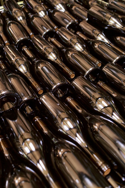 匈牙利北部埃格尔中心的老酒窖里的几瓶葡萄酒图片下载