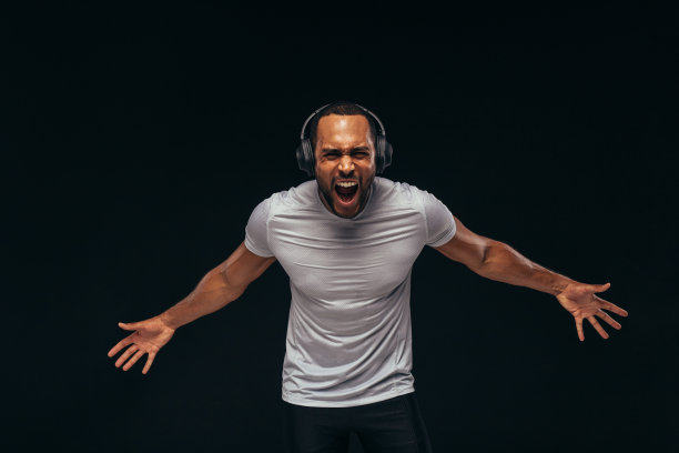 肌肉发达的男人大喊图片下载