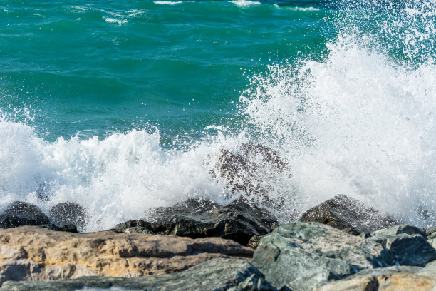 阿拉伯联合酋长国迪拜朱美拉棕榈岛新月路，波斯湾海浪拍打着防波堤的石头图片下载