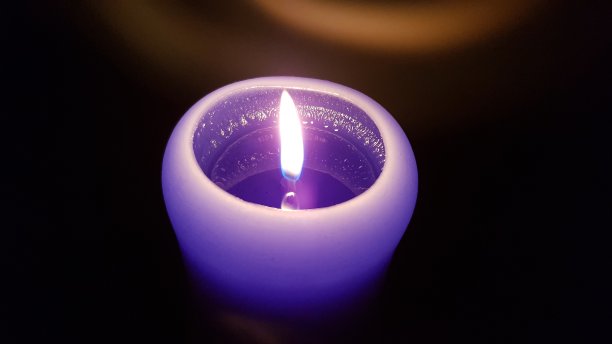 烛光在黑暗中闪烁图片下载