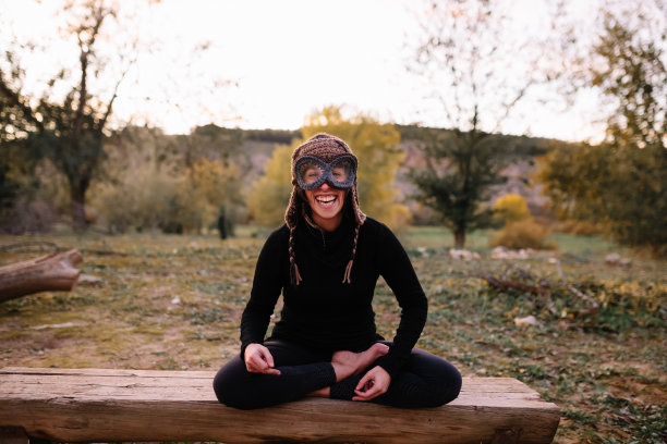 在公园长椅上鬼混的女人图片下载